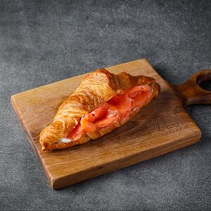 Круассан с лососем