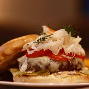 Бургер с котлетой из мраморного бычка и картофелем по-деревенски