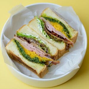 Сэндвич с ветчиной, беконом и луком конфи 