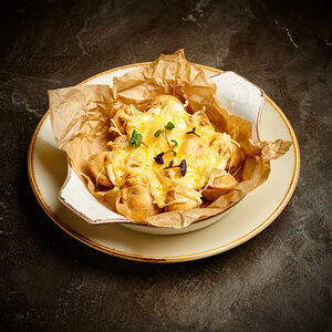 Запеченные мясные пельмени под сулугуни со сметаной