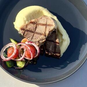 Говяжий язык с пюре и домашним салатом