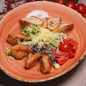 Цезарь с тигровыми креветками