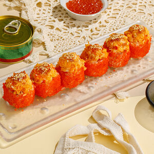 Запеченный ролл с крабом, креветкой и лососем