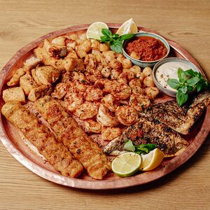 Праздничное ассорти рыбы и морепродуктов