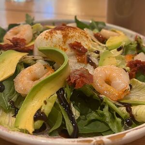 Зеленый салат с креветками