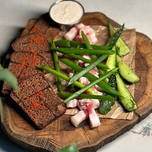 Сало с бородинским хлебом и хрустящим огурцом