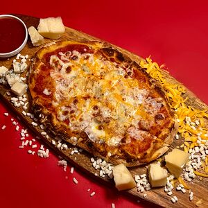 Четыре сыра на красном соусе