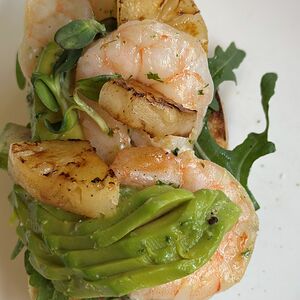 Бриошь с креветкой и ананасом