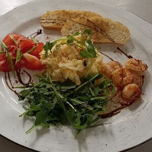 Скрембл с креветками и салатом