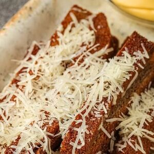 Чесночные гренки с сырным соусом 