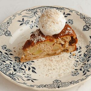 Яблочная шарлотка