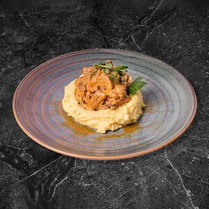 Бефстроганов с грибами и картофельным пюре