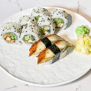 Сет Ролл с угрём и нигири Угорь