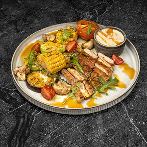 Отбивная из свинины с овощами гриль и перечным соусом