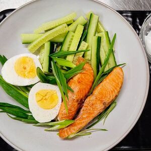 Боул салат с форелью