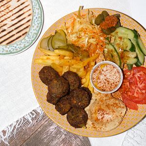 Фалафель на тарелке