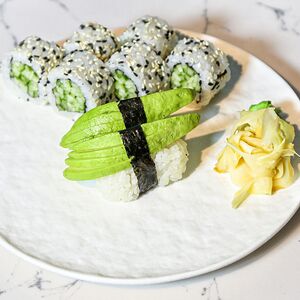 Сет ролл с огурцом и нигири с авокадо