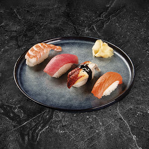 Суши нигири с лососем