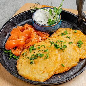Драники с сёмгой и соусом Крем-чиз