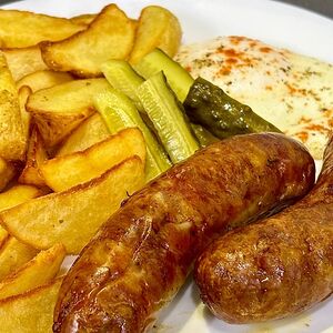 Колбаски гриль с картофельными дольками и яйцом