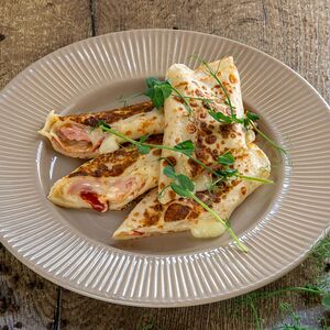 Блин с сыром и ветчиной острый