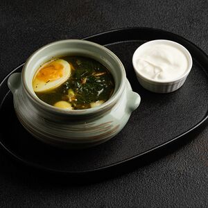 Зеленый борщ с говяжьими фрикадельками, яйцом и сметаной