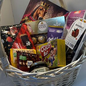 Корзина подарочная со сладостями 