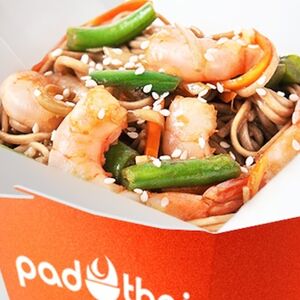 Морепродукты в кисло-сладком соусе с лапшой соба