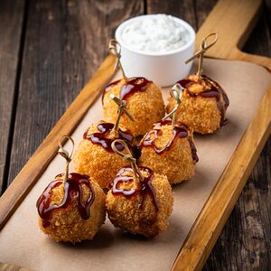 Нежный сыр в беконе