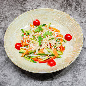 Салат с курицей и фунчозой