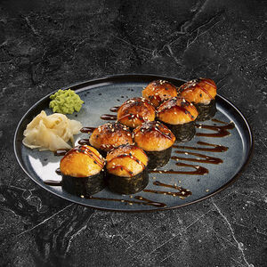 Ролл запеченный с пармезаном и лососем