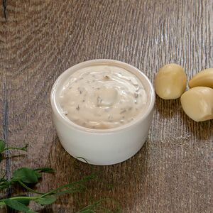 Сметанный с чесноком и базиликом