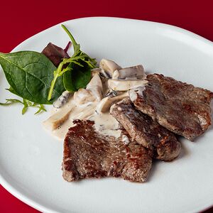 Медальоны с грибным соусом