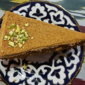 Сливочный медовик с фисташками 