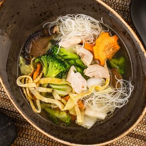 Куриный суп с рисовой лапшой, яйцом и грибами шиитаке
