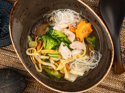 Куриный суп с рисовой лапшой, яйцом и грибами шиитаке