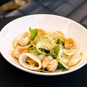 Зеленый салат с морепродуктами 