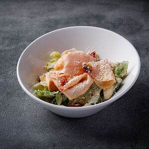 Салат с пастрами из индейки и соусом Цезарь