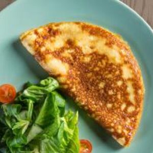 Омлет со шпинатом, зеленью и сливочным сыром