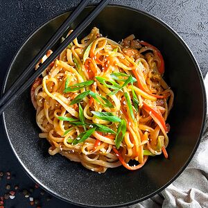 Вок с курицей в соусе том ям