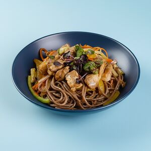 Яки соба с курицей