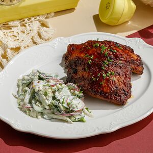 Свиные ребра с салатом с грядки