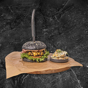 Черный бургер с фермерским картофелем
