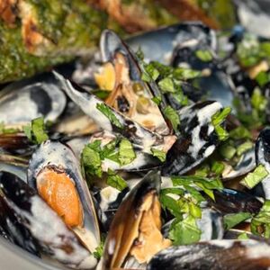 Мидии в сливочном соусе с каперсами и базиликом