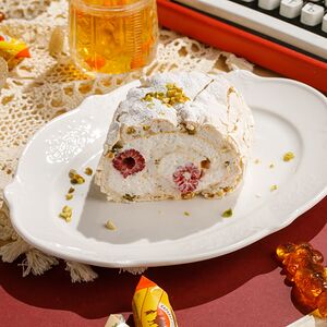 Фисташковый рулет с малиной