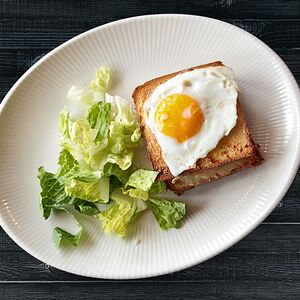 Сэндвич Крок-мадам с ветчиной и сыром