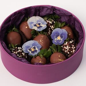 Шайба с клубникой в шоколаде №35