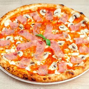 Пицца с ветчиной и грибами