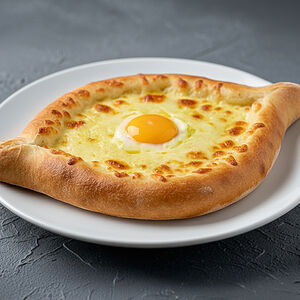 Хачапури по-аджарски с запеченным яйцом сверху