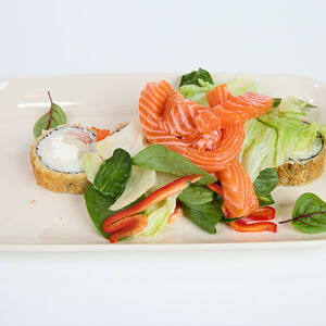 Салат-ролл с лососем